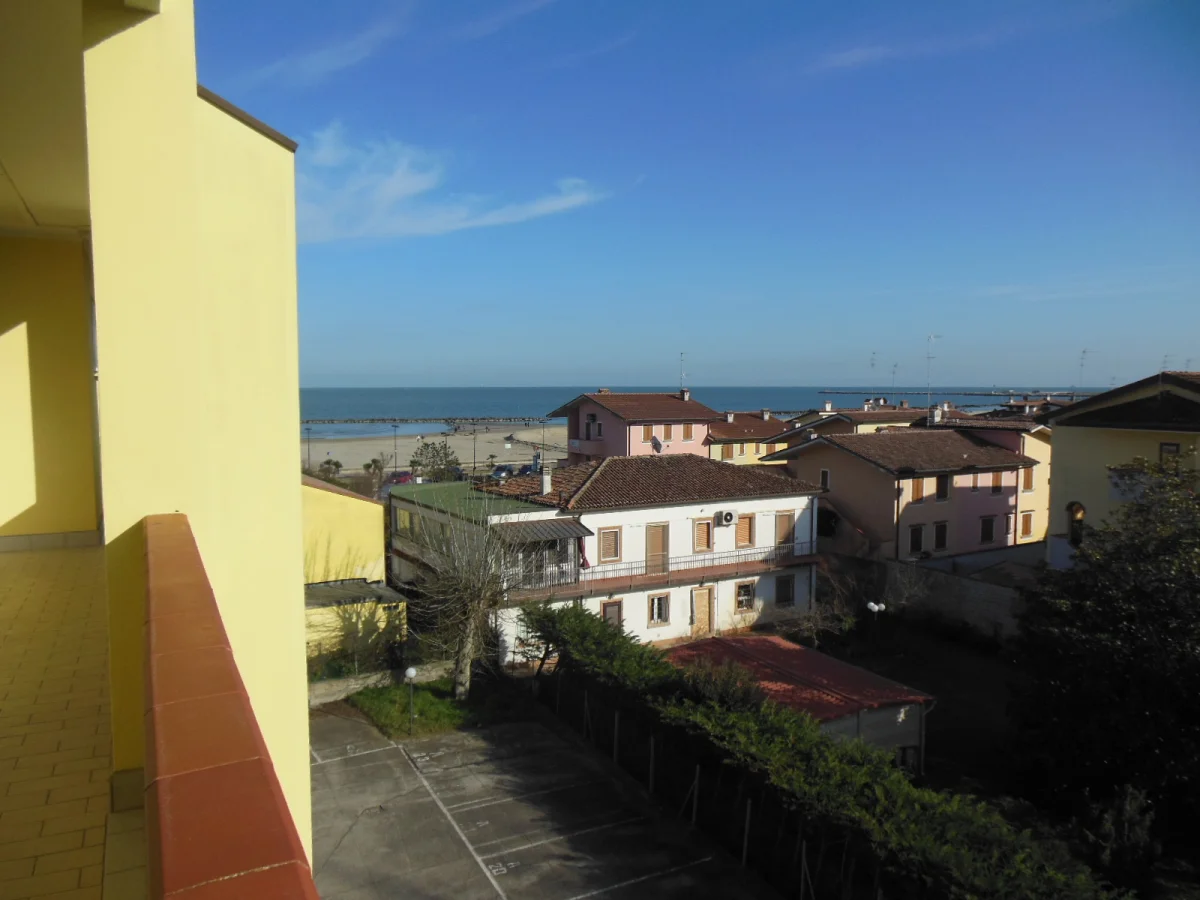 At the Lidi di Comacchio - Porto Garibaldi - Bright three-room apartment with sea view for sale with heating and air conditioning