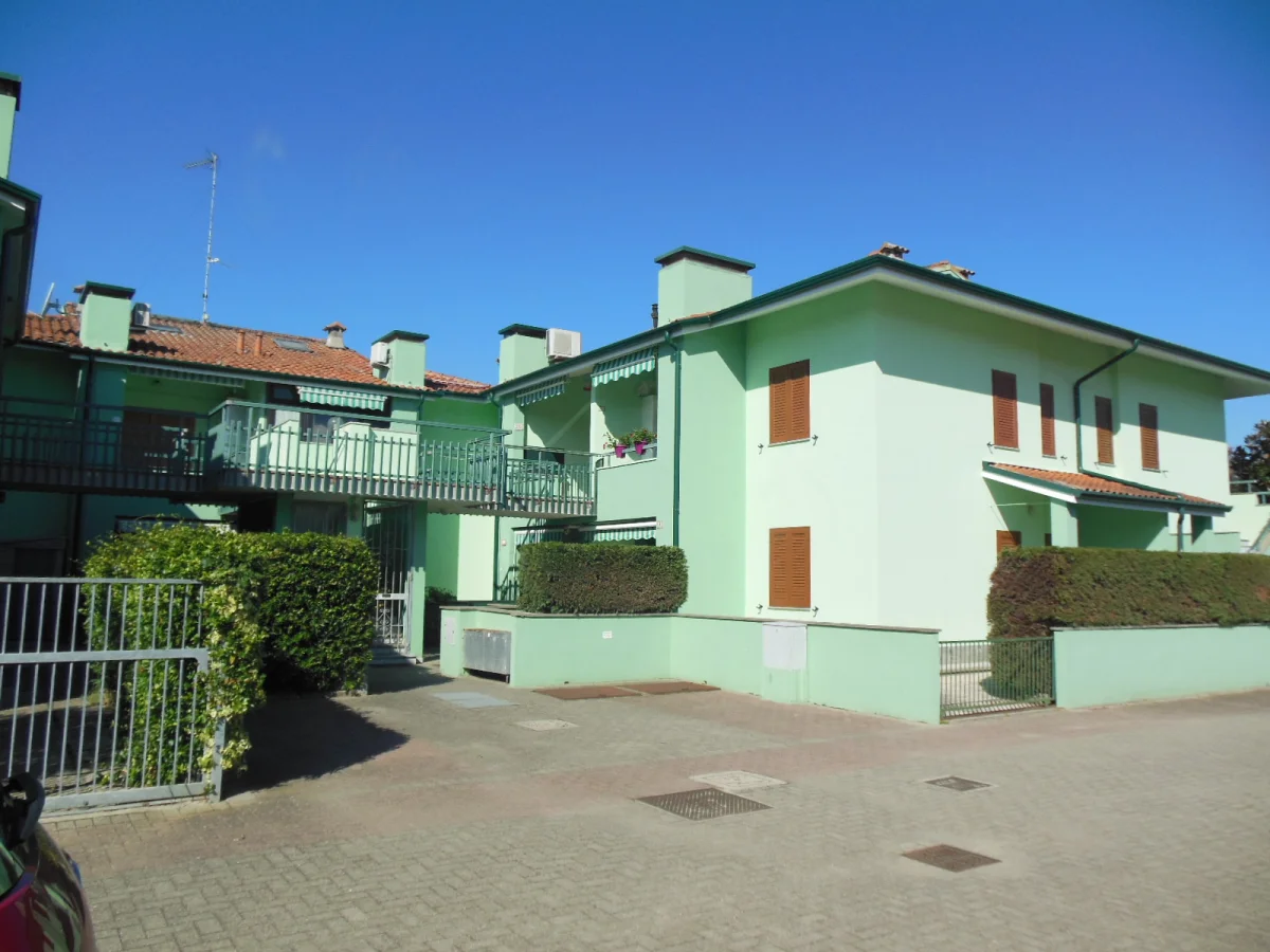 Porto Garibaldi - Vendesi  appartamento trilocale  in residence con piscina a soli 150 mt dal mare  con posto auto  