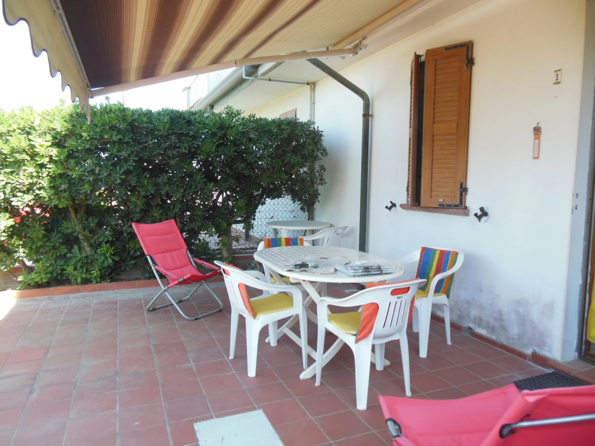 Porto Garibaldi - Lidi di Comacchio - Two-room villa for sale with two gardens and parking space 50 meters from the sea