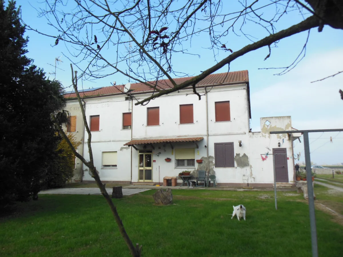 Lagosanto – Lidi Ferraresi – nicht weit vom Meer entfernt und in der Ruhe der Landschaft von Ferrara zum Verkauf stehendes Bauernhaus mit großem Innenhof von ca. 5000,00 und Scheune.